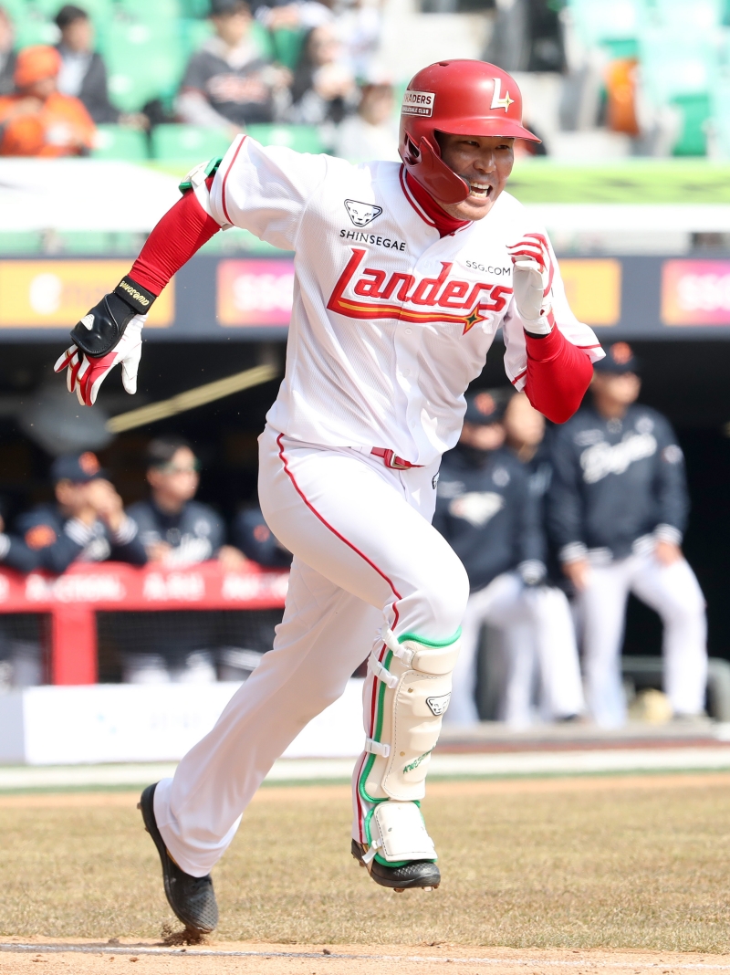 10일 인천SSG랜더스필드에서 열린 2025 KBO리그 한화 이글스와 SSG 랜더스의 경기, SSG 한유섬이 적시타를 친 후 달리고 있다. SSG 랜더스