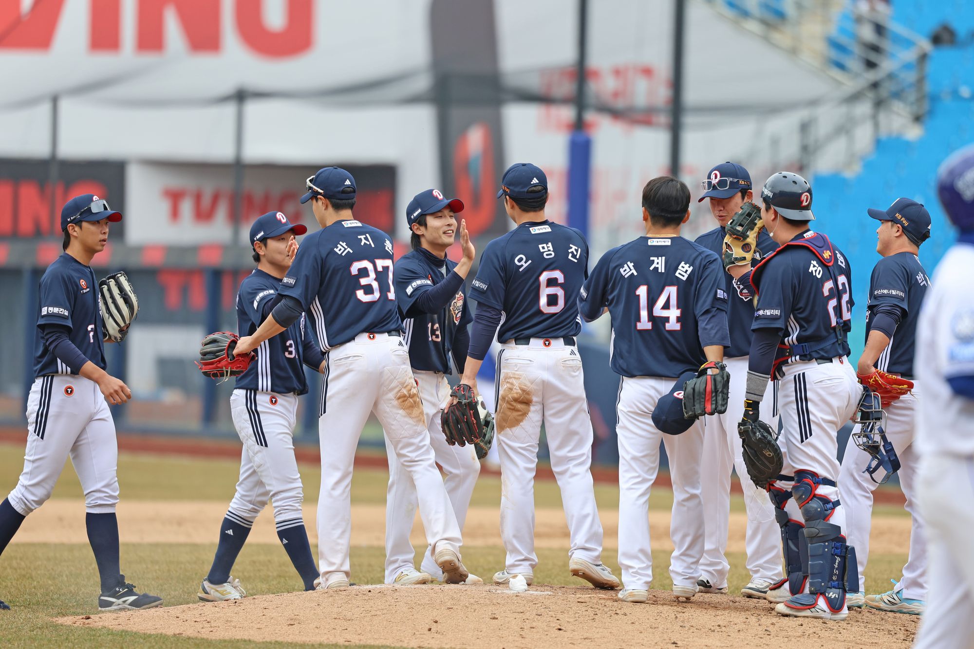 두산 베어스 선수들이 10일 대구 삼성라이온즈파크에서 열린 삼성 라이온즈와의 시범경기에서 승리한 뒤 세리머니하고 있다. 두산 베어스