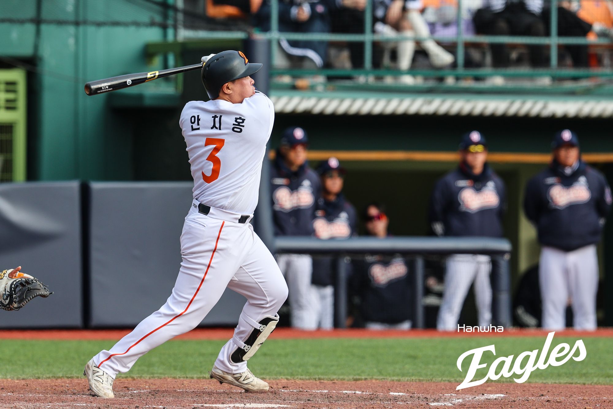 10일 인천SSG랜더스필드에서 열린 2025 KBO리그 한화 이글스와 SSG 랜더스의 경기, 2루수 및 6번타자로 선발 출전한 안치홍은 1타수 1안타 1사구를 기록했다. 한화 이글스