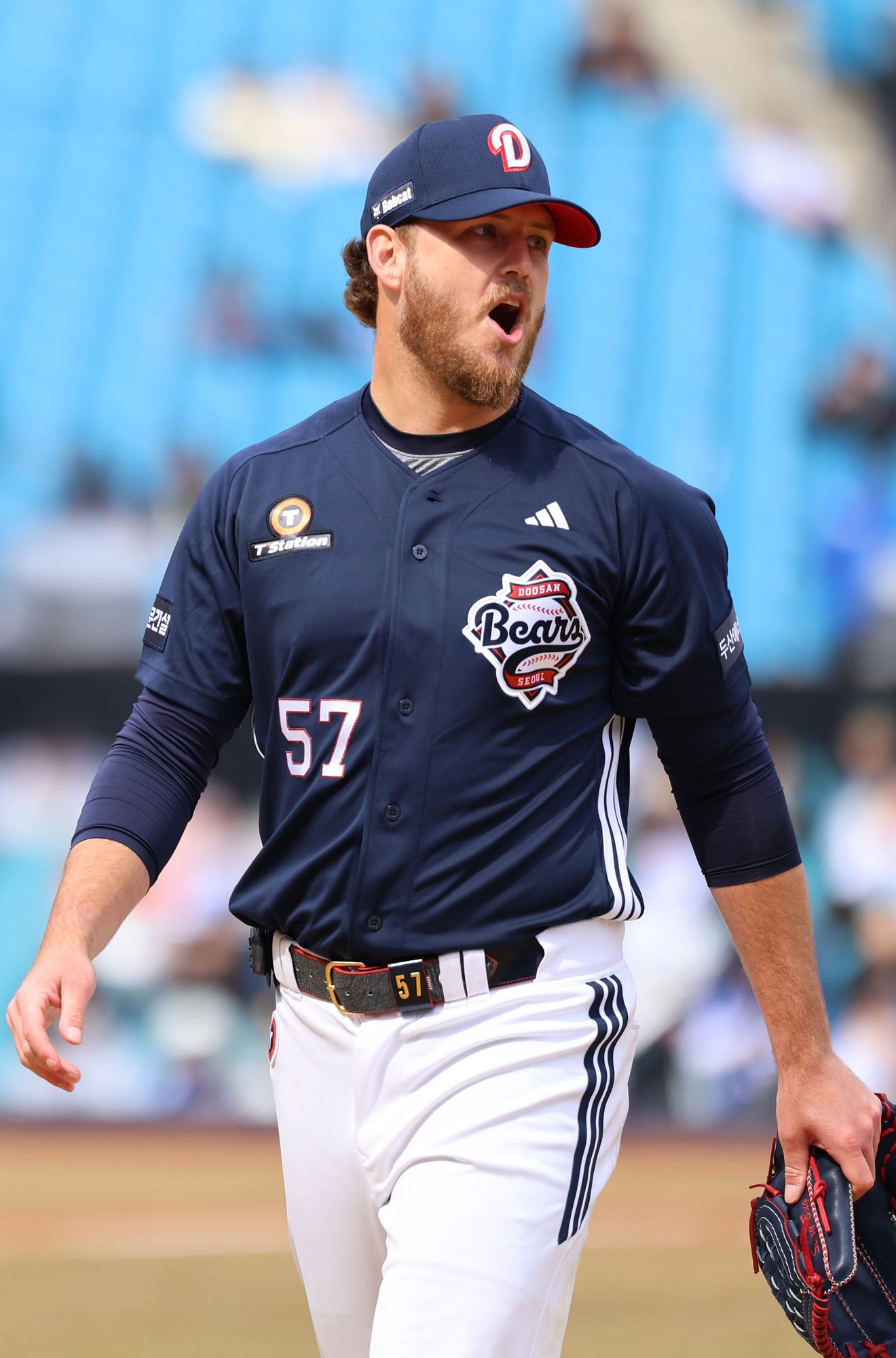 두산 베어스 콜 어빈이 10일 대구 삼성라이온즈파크에서 열린 삼성 라이온즈와의 시범경기에 선발 등판해 이닝을 마친 뒤 더그아웃으로 향하고 있다. 두산 베어스