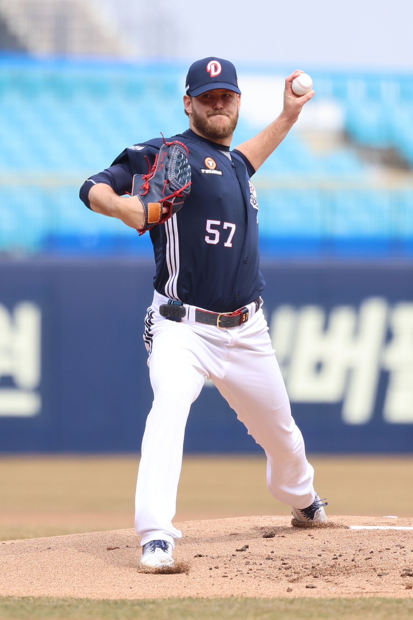 두산 베어스 콜 어빈이 10일 대구 삼성라이온즈파크에서 열린 삼성 라이온즈와의 시범경기에 선발 등판해 투구하고 있다. 두산 베어스