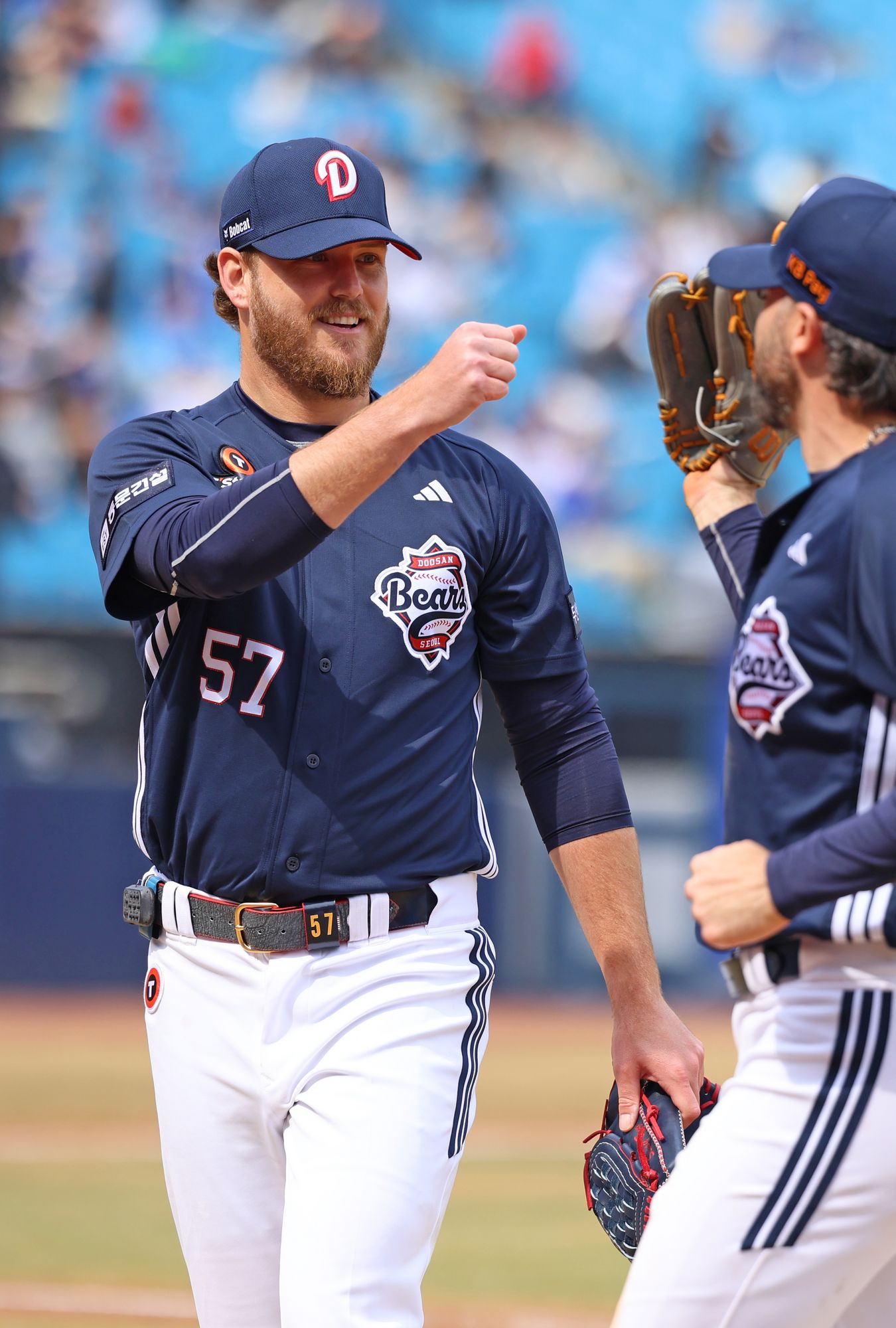 두산 베어스 콜 어빈이 10일 대구 삼성라이온즈파크에서 열린 삼성 라이온즈와의 시범경기에 선발 등판해 이닝을 마친 뒤 동료와 하이파이브하고 있다. 두산 베어스