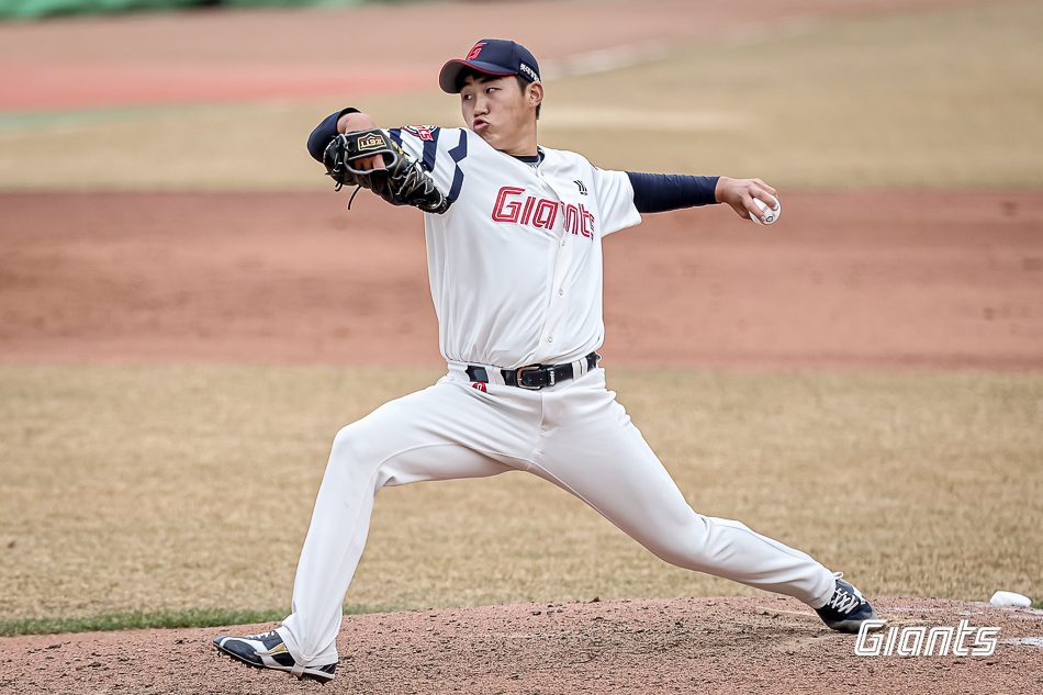 롯데 투수 김태현은 10일 사직구장에서 열린 '2025 신한 SOL Bank KBO 시범경기' LG전에서 구원 등판했다. 2이닝 1실점(무자책점)을 기록해 시범경기 첫 등판에서 눈도장을 찍었다. 롯데 자이언츠