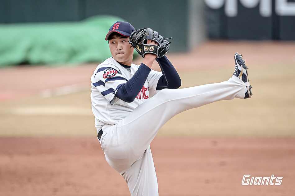 롯데 투수 김태현은 10일 사직구장에서 열린 '2025 신한 SOL Bank KBO 시범경기' LG전에서 구원 등판했다. 2이닝 1실점(무자책점)을 기록해 시범경기 첫 등판에서 눈도장을 찍었다. 롯데 자이언츠