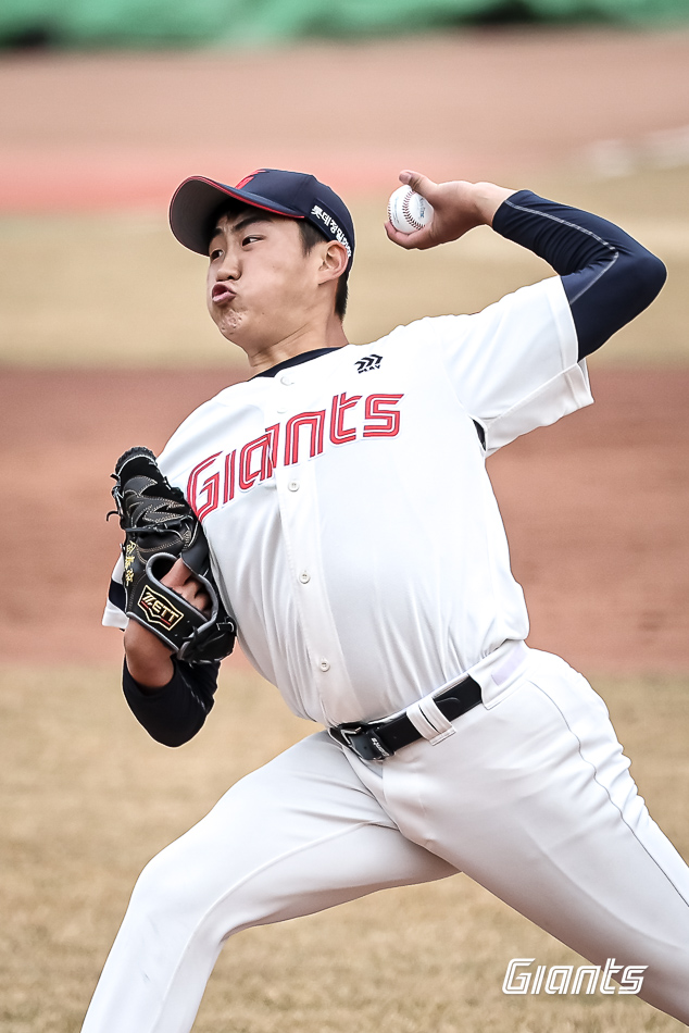 롯데 투수 김태현은 10일 사직구장에서 열린 '2025 신한 SOL Bank KBO 시범경기' LG전에서 구원 등판했다. 2이닝 1실점(무자책점)을 기록해 시범경기 첫 등판에서 눈도장을 찍었다. 롯데 자이언츠
