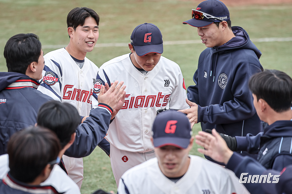 롯데 투수 김태현(가운데)은 10일 사직구장에서 열린 '2025 신한 SOL Bank KBO 시범경기' LG전에서 구원 등판했다. 2이닝 1실점(무자책점)을 기록해 시범경기 첫 등판에서 눈도장을 찍었다. 롯데 자이언츠