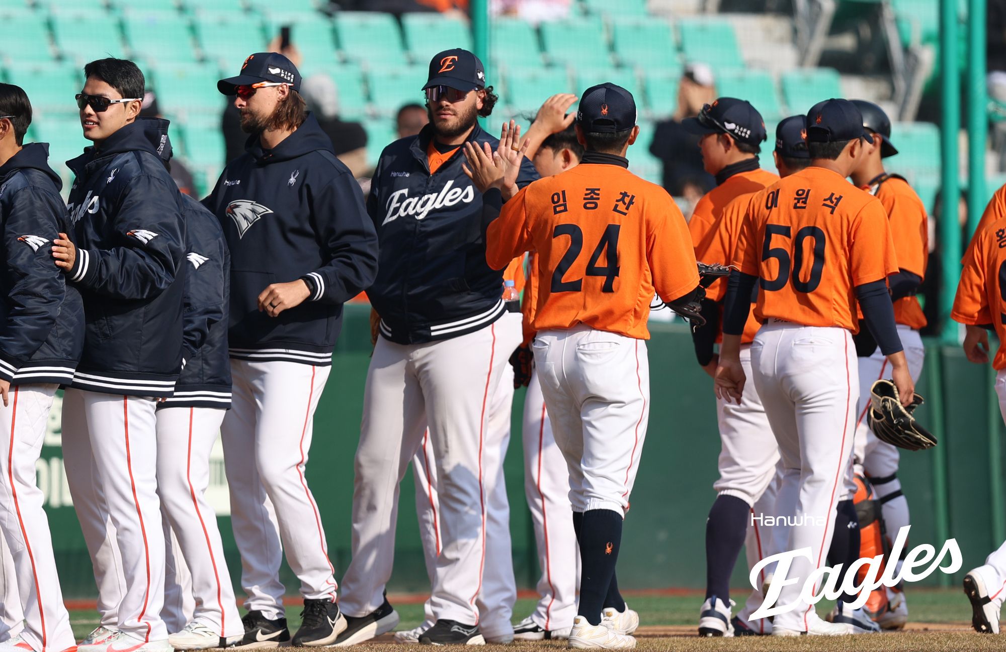10일 인천SSG랜더스필드에서 열린 2025 KBO리그 한화 이글스와 SSG 랜더스의 경기, 한화 선발투수 코디 폰세가 경기 후 선수단과 하이파이브를 하고 있다. 한화 이글스