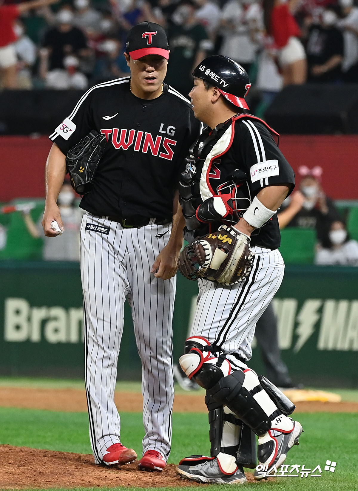 ​​LG 투수 김진성(왼쪽)은 10일 사직구장에서 열린 '2025 신한 SOL Bank KBO 시범경기' 롯데전에서 구원 등판했다. 최종 성적 1⅓이닝 무실점으로 활약하며 8-2 팀 승리에 힘을 보탰다. 경기 후 그는 여전히 경쟁하는 마음으로 시즌을 준비하고 있다는 속내를 밝혔다. 엑스포츠뉴스 DB