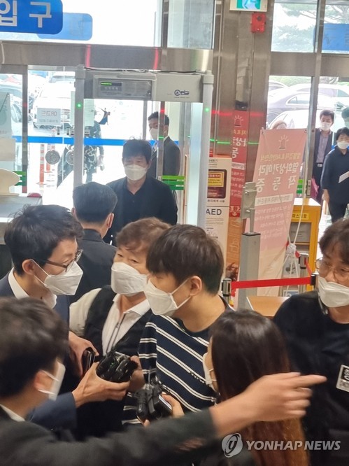 불법 도박 혐의를 받는 전 프로야구 삼성 라이온즈 투수 윤성환이 2021년 6월 3일 오후 구속 전 피의자 심문(영장실질심사)를 받기 위해 대구지법에 출석하고 있다. 연합뉴스