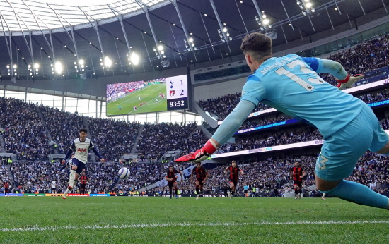 손흥민은 10일 영국 런던 토트넘 홋스퍼 경기장에서 끝난 2024-2025 잉글리시 프리미어리그 토트넘-본머스 홈 경기에서 후반 시작하자마자 토트넘 공격수로 나서 후반 39분 페널티킥을 직접 만들어내고는 강심장 기질을 발휘해 파넨카 킥을 성공시켰다. 2-2 무승부 주역이 된 손흥민에게 스카이스포츠와 이브닝 스탠더드가 나란히 평점 8점을 매겼다. 연합뉴스