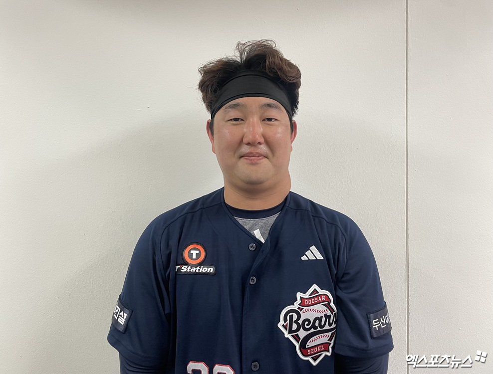 두산 베어스 포수 장승현이 10일 대구 삼성라이온즈파크에서 삼성 라이온즈와의 시범경기를 마친 뒤 기념촬영하고 있다. 대구, 최원영 기자