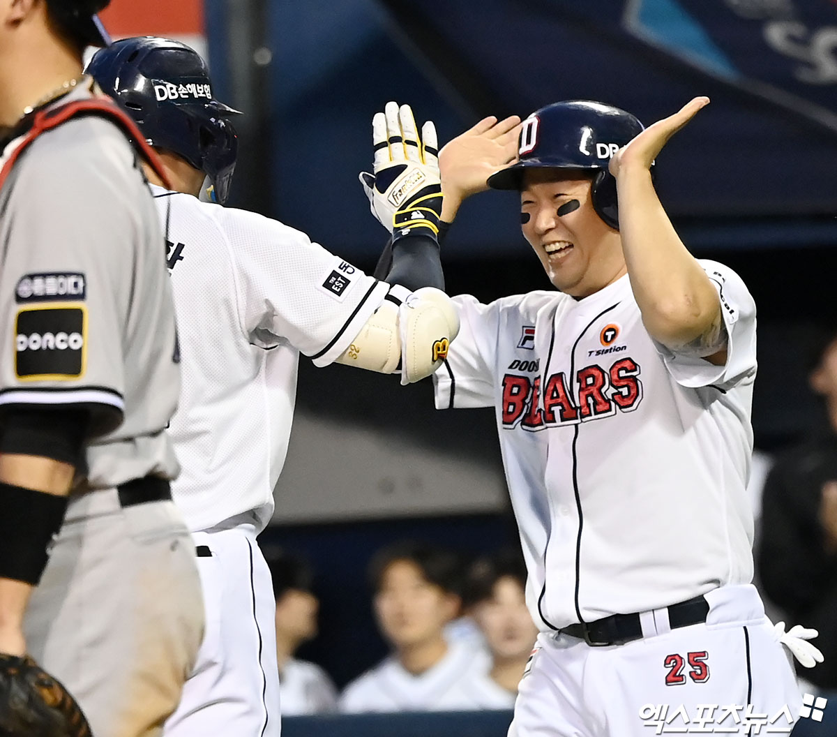 두산 베어스 포수 양의지가 지난해 정규시즌 경기에서 미소 짓고 있다. 엑스포츠뉴스 DB