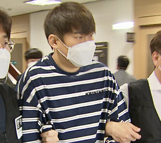 불법 도박 혐의를 받는 전 프로야구 삼성 라이온즈 투수 윤성환이 2021년 6월 3일 오후 대구지법에서 열린 구속 전 피의자 심문(영장실질심사)을 마친 뒤 법정을 나서고 있다. 연합뉴스