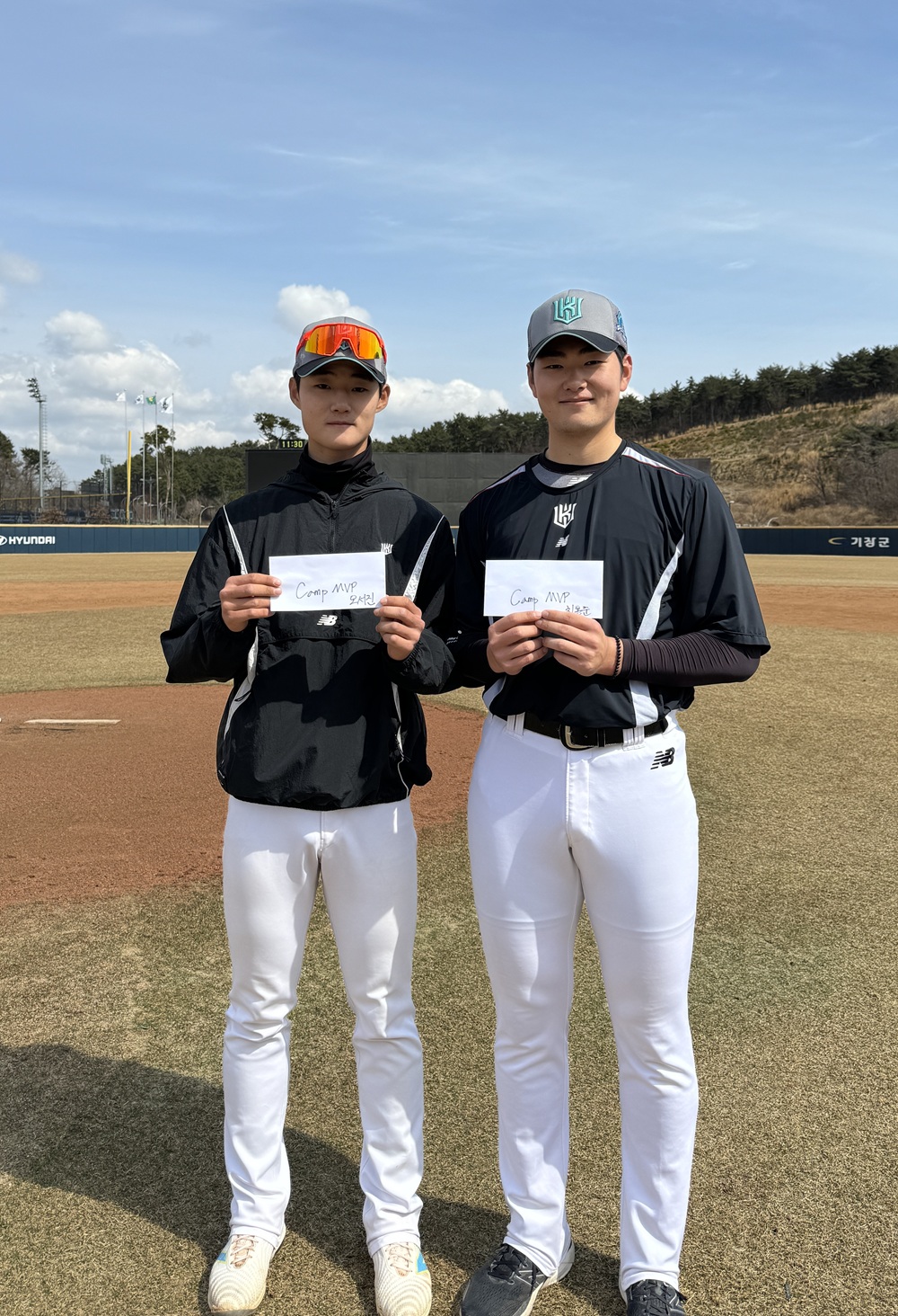 왼쪽부터 KT 위즈 퓨처스팀 스프링캠프 우수 타자 오서진, 우수 투수 최용준. KT 위즈
