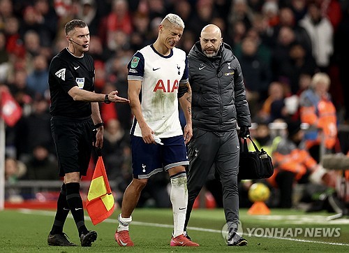 토트넘 팬 매체 '토트넘 홋스퍼 뉴스'는 10일(한국시간) 토트넘이 전력 외 자원으로 추락한 공격수 히샬리송을 이적료의 10분의 1 가격으로 매각하려 한다고 보도했다. 연합뉴스