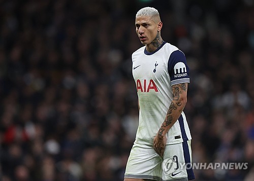 토트넘 팬 매체 '토트넘 홋스퍼 뉴스'는 10일(한국시간) 토트넘이 전력 외 자원으로 추락한 공격수 히샬리송을 이적료의 10분의 1 가격으로 매각하려 한다고 보도했다. 연합뉴스