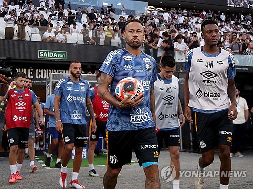 네이마르가 지난 10일(한국시간) 브라질 상파울루에 있는 네오 퀴미카 아레나에서 열린 코링치아스와 산투스의 2024-2025시즌 상파울루주 리그 경기에서 부상으로 결장했다. 네이마르는 벤치 명단에는 들었지만, 다리 부상을 이유로 경기에 출전하지 못했다. 그는 벤치에서 동료들의 경기를 지켜봤지만, 팀이 패배해 빛이 바랬다. 연합뉴스