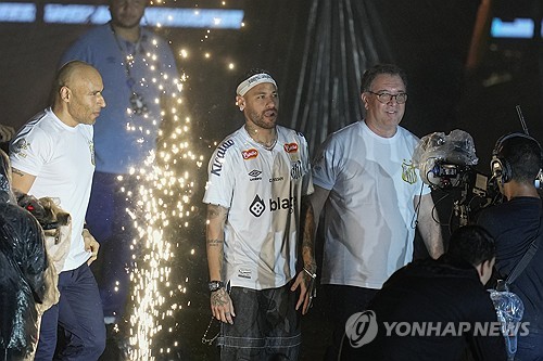 네이마르가 지난 10일(한국시간) 브라질 상파울루에 있는 네오 퀴미카 아레나에서 열린 코링치아스와 산투스의 2024-2025시즌 상파울루주 리그 경기에서 부상으로 결장했다. 네이마르는 벤치 명단에는 들었지만, 다리 부상을 이유로 경기에 출전하지 못했다. 그는 벤치에서 동료들의 경기를 지켜봤지만, 팀이 패배해 빛이 바랬다. 연합뉴스