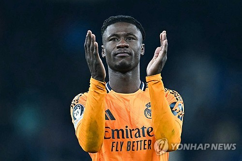 스카이스포츠 독일이 11일(한국시간) 맨체스터 시티가 여름 이적시장에 카마빙가 영입에 관심을 가지고 있다고 보도했다. SNS