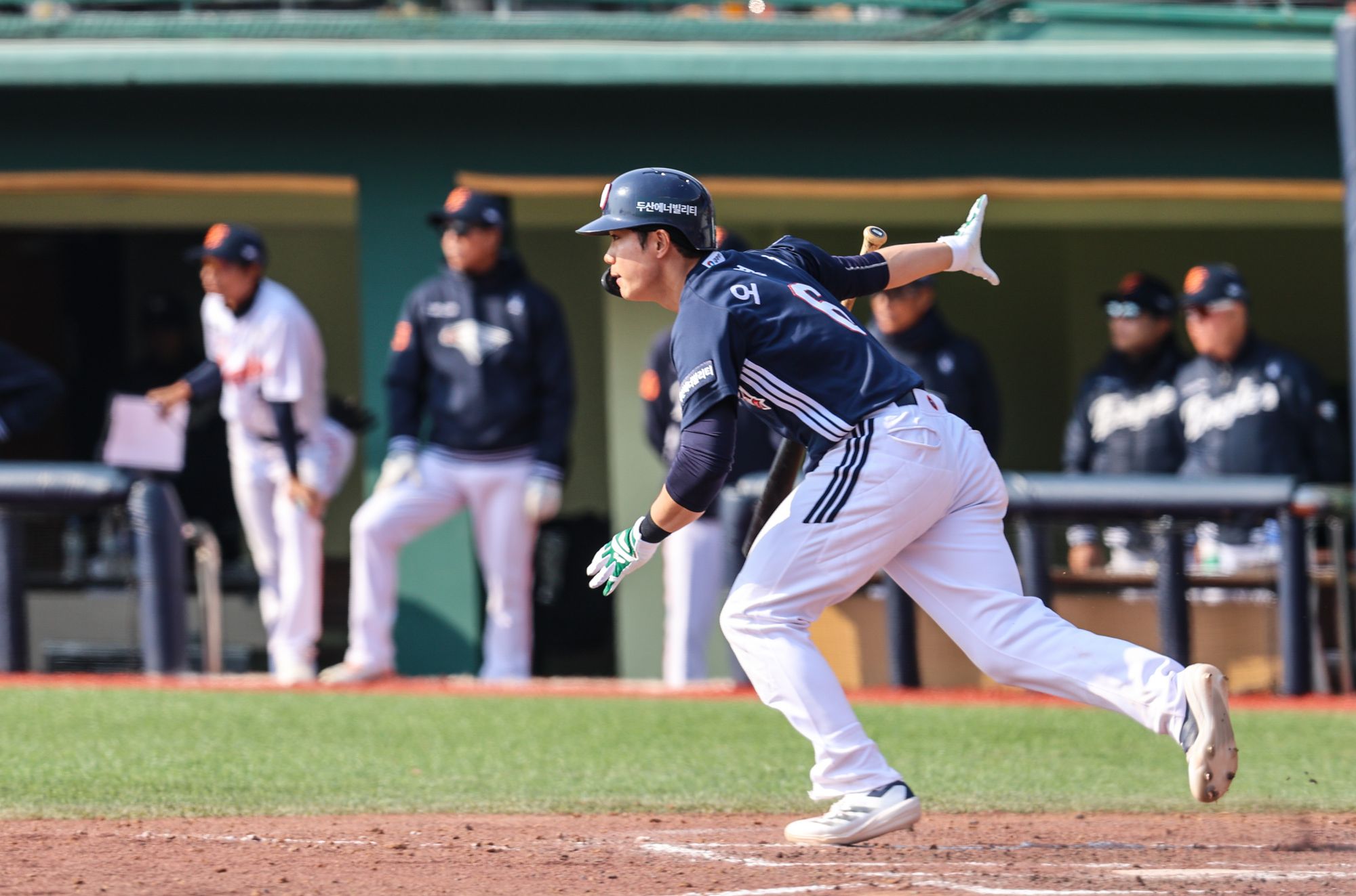 두산 베어스 오명진이 지난 9일 한화 이글스와의 시범경기에 출전해 타격하고 있다. 두산 베어스