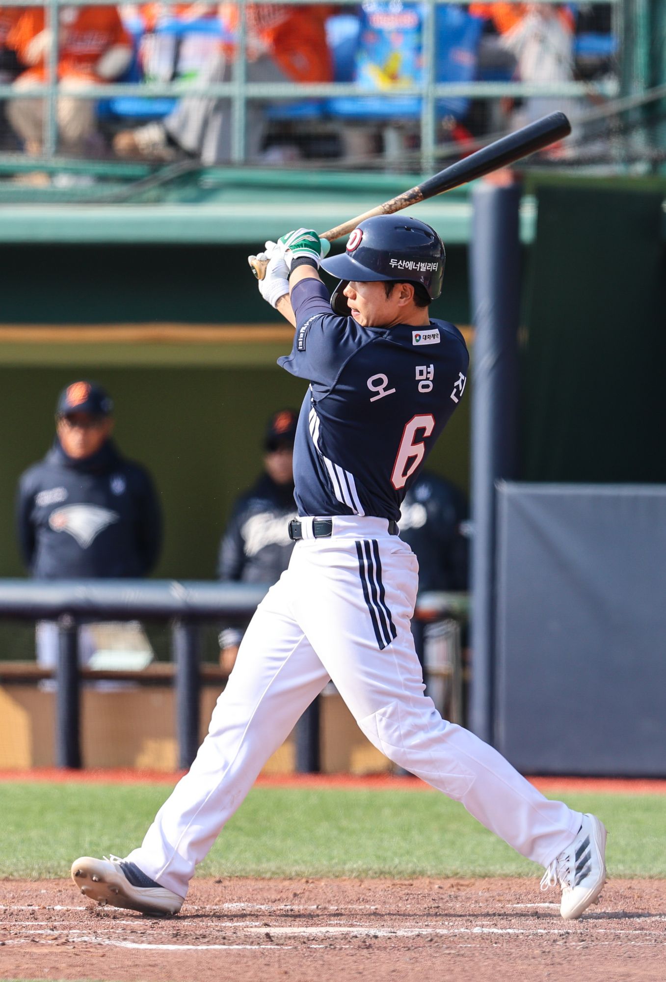 두산 베어스 오명진이 지난 9일 한화 이글스와의 시범경기에 출전해 타격하고 있다. 두산 베어스