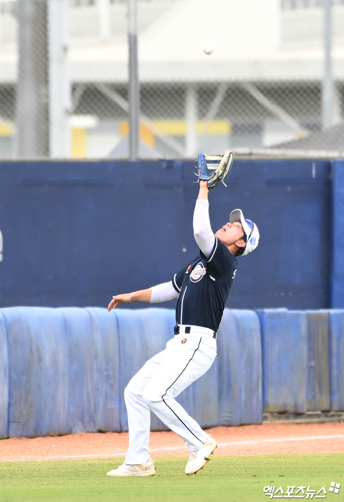 두산 베어스 오명진이 올해 스프링캠프 연습경기에서 수비하고 있다. 엑스포츠뉴스 DB