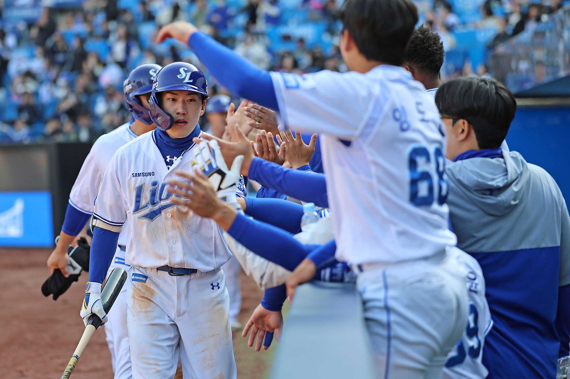 삼성 라이온즈 홍현빈이 11일 대구 삼성라이온즈파크에서 열린 두산 베어스와의 시범경기에서 만루홈런을 친 뒤 동료들의 축하를 받고 있다. 삼성 라이온즈