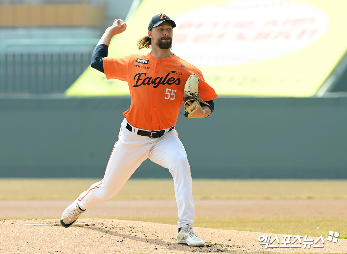 11일 오후 인천SSG랜더스필드에서 열린 '2025 신한 SOL Bank KBO리그' 한화 이글스와 SSG 랜더스의 시범경기, 1회말 한화 선발투수 와이스가 공을 힘차게 던지고 있다. 인천, 고아라 기자
