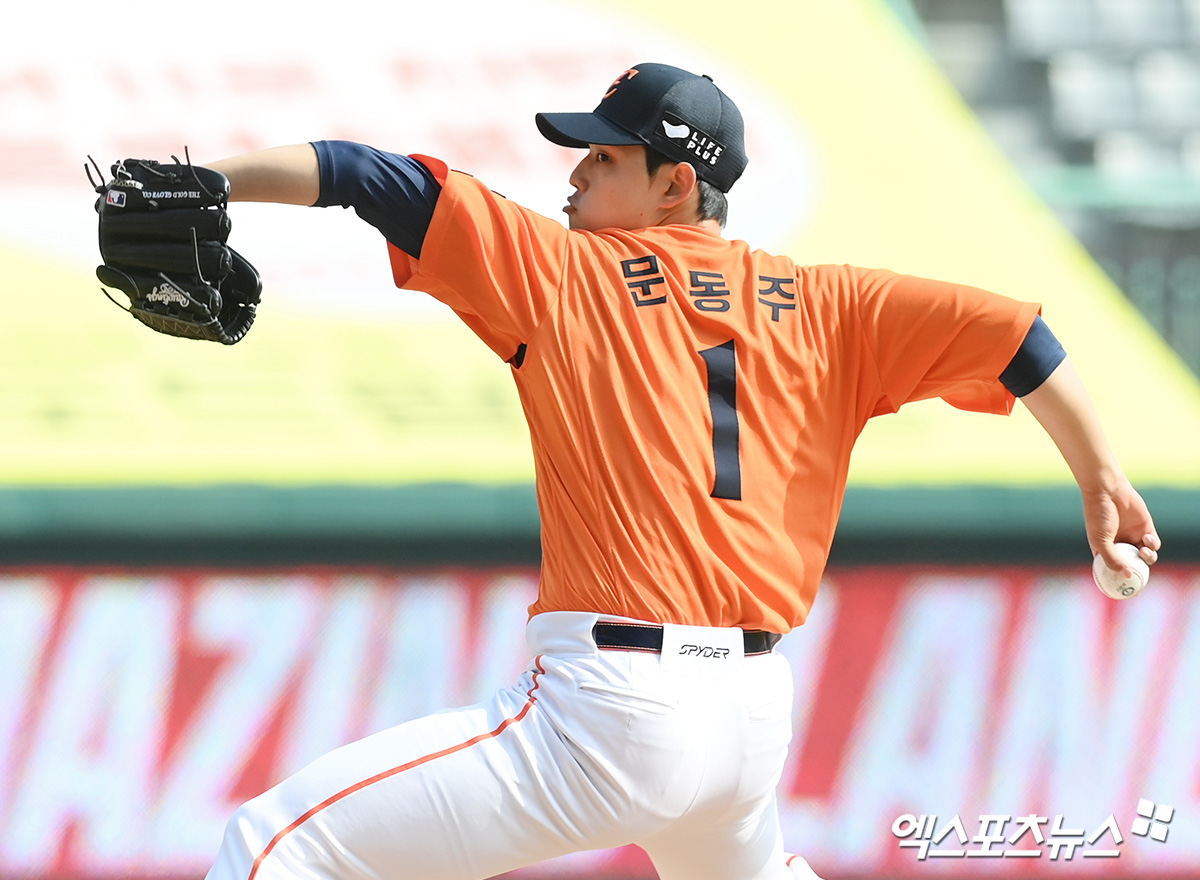 11일 오후 인천SSG랜더스필드에서 열린 '2025 신한 SOL Bank KBO리그' 한화 이글스와 SSG 랜더스의 시범경기, 6회말 한화 문동주가 공을 힘차게 던지고 있다. 인천, 고아라 기자