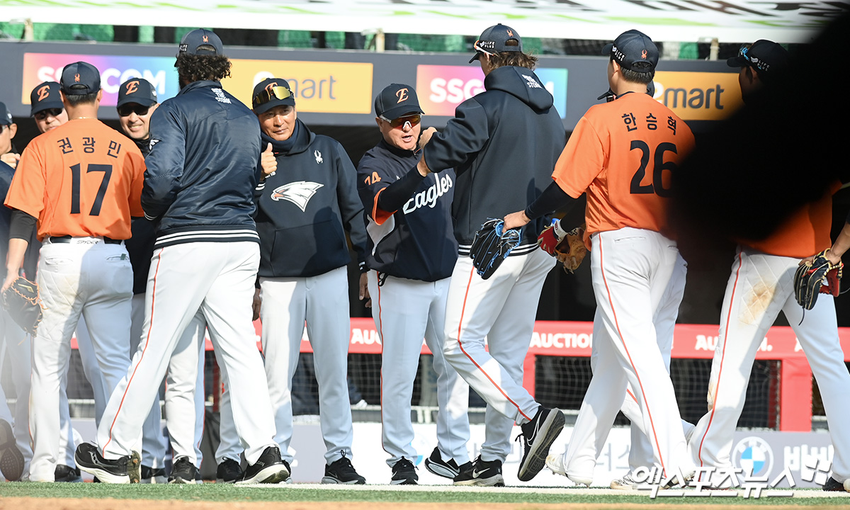 11일 오후 인천SSG랜더스필드에서 열린 '2025 신한 SOL Bank KBO리그' 한화 이글스와 SSG 랜더스의 시범경기, 선발 와이스의 무실점 호투와 노시환의 스리런에 힘입어 최종 스코어 8:0 승리를 거뒀다. 이날 경기를 마친 한화 김경문 감독이 선발 와이스를 격려하고 있다. 인천, 고아라 기자