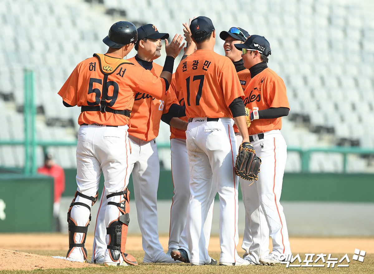 11일 오후 인천SSG랜더스필드에서 열린 '2025 신한 SOL Bank KBO리그' 한화 이글스와 SSG 랜더스의 시범경기, 선발 와이스의 무실점 호투와 노시환의 스리런에 힘입어 최종 스코어 8:0 승리를 거뒀다. 이날 경기를 마친 한화 선수들이 세리머니를 하고 있다. 인천, 고아라 기자