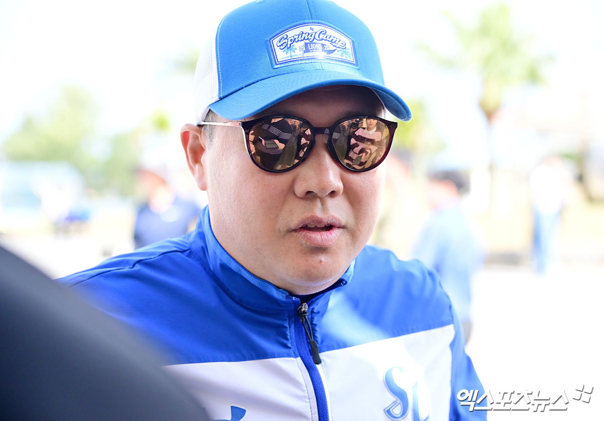 삼성 라이온즈 박진만 감독이 올해 스프링캠프에서 취재진과 인터뷰하고 있다. 엑스포츠뉴스 DB