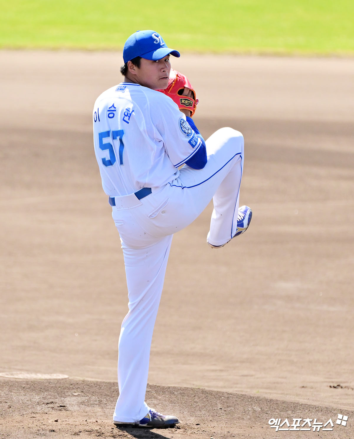 삼성 라이온즈 선발투수 이승현이 올해 스프링캠프 연습경기에 등판해 투구하고 있다. 엑스포츠뉴스 DB