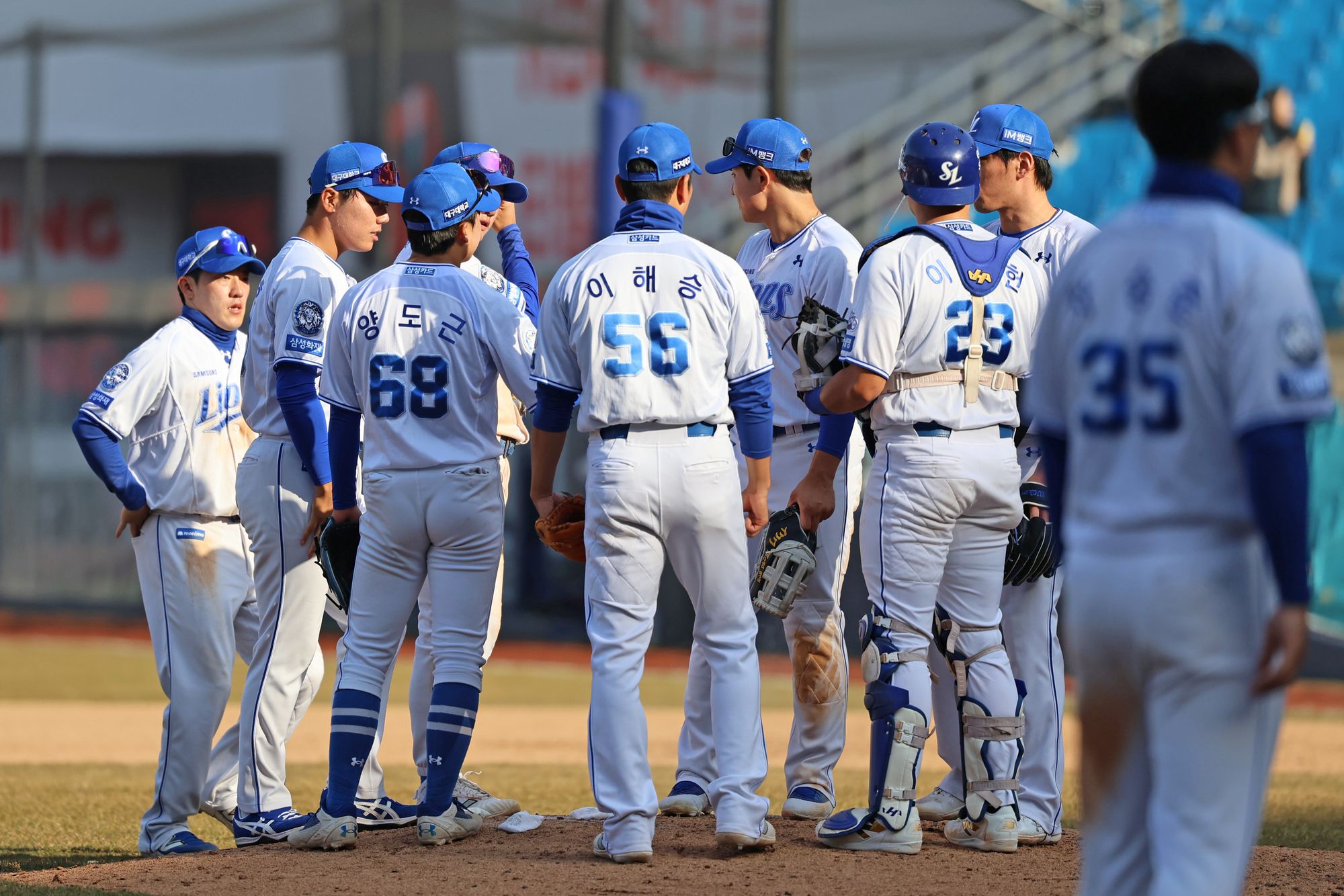 삼성 라이온즈 선수들이 11일 대구 삼성라이온즈파크에서 열린 두산 베어스와의 시범경기에서 승리한 뒤 세리머니하고 있다. 삼성 라이온즈
