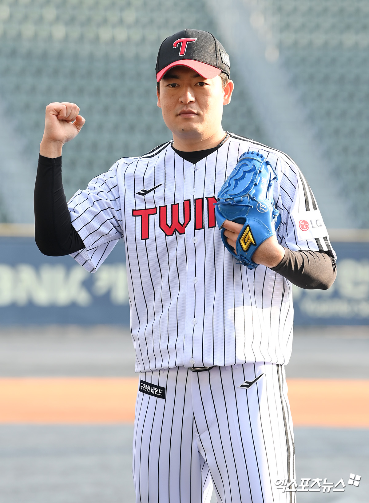 LG 투수 심창민은 11일 사직구장에서 열린 '2025 신한 SOL Bank KBO 시범경기' 롯데전에서 8회말 구원 등판했다. 제구가 흔들리며 볼넷 2개를 허용. 실점의 빌미를 제공해 패전 투수가 됐다. 엑스포츠뉴스 DB