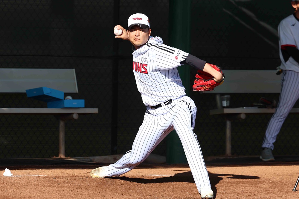 LG 투수 심창민은 11일 사직구장에서 열린 '2025 신한 SOL Bank KBO 시범경기' 롯데전에서 8회말 구원 등판했다. 제구가 흔들리며 볼넷 2개를 허용. 실점의 빌미를 제공해 패전 투수가 됐다. LG 트윈스
