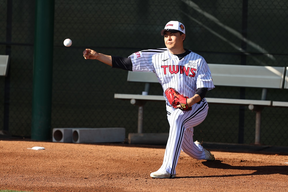 LG 투수 심창민은 11일 사직구장에서 열린 '2025 신한 SOL Bank KBO 시범경기' 롯데전에서 8회말 구원 등판했다. 제구가 흔들리며 볼넷 2개를 허용. 실점의 빌미를 제공해 패전 투수가 됐다. LG 트윈스