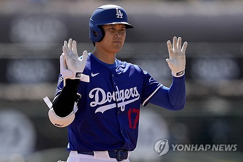 LA 다저스 오타니 쇼헤이가 메이저리그 시범경기에서 안타를 친 뒤 세리머니하고 있다. AP/연합뉴스