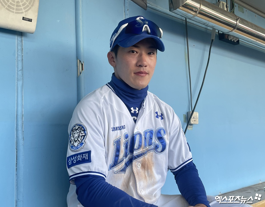 삼성 라이온즈 홍현빈이 11일 대구 삼성라이온즈파크에서 열린 두산 베어스와의 시범경기에서 맹활약한 뒤 인터뷰에 앞서 기념촬영하고 있다. 대구, 최원영 기자