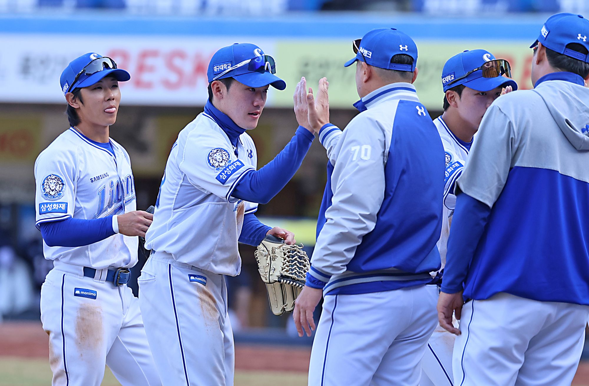 삼성 라이온즈 홍현빈이 11일 대구 삼성라이온즈파크에서 열린 두산 베어스와의 시범경기에서 맹활약해 승리를 이끈 뒤 박진만 감독과 하이파이브하고 있다. 삼성 라이온즈