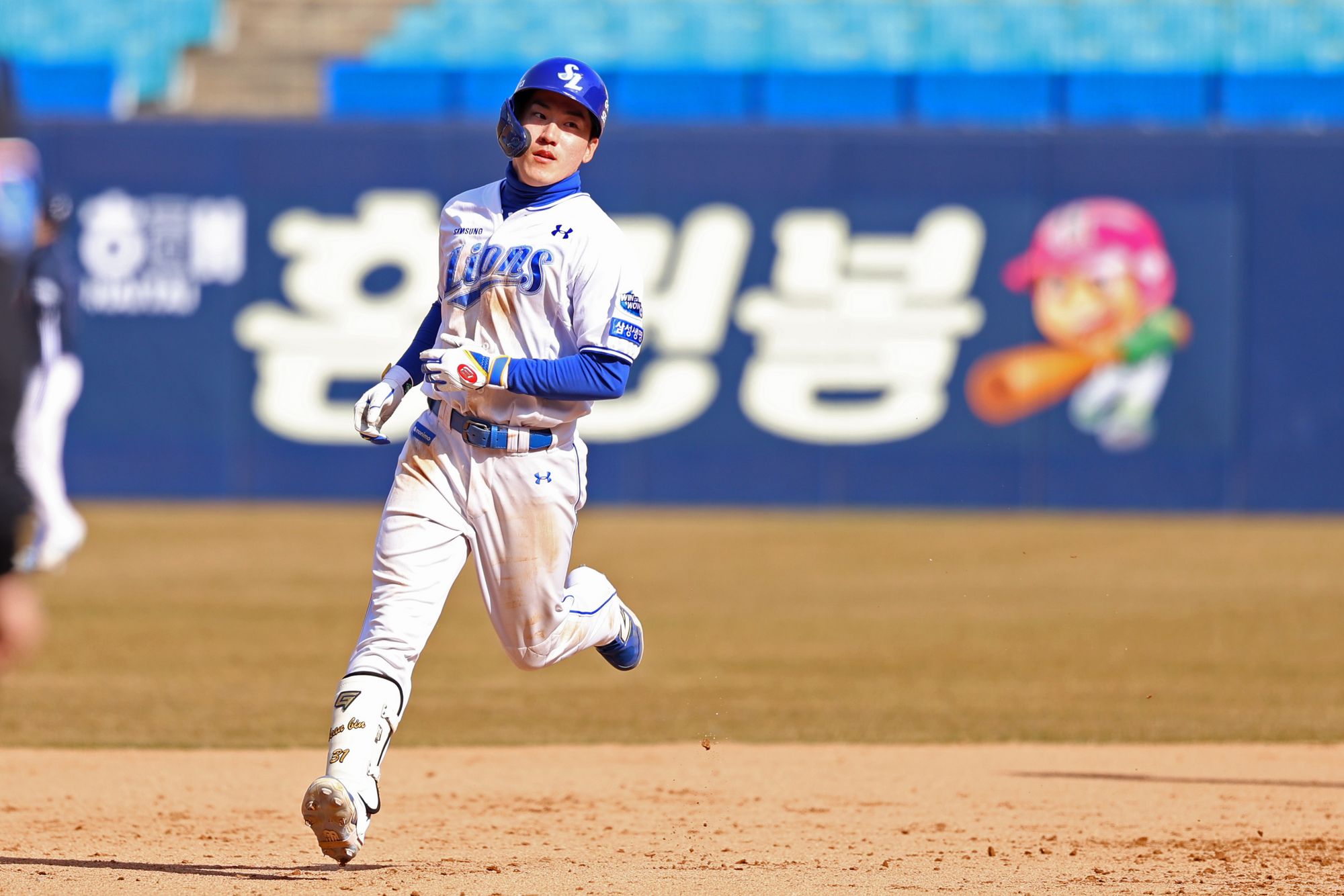 삼성 라이온즈 홍현빈이 11일 대구 삼성라이온즈파크에서 열린 두산 베어스와의 시범경기에서 만루홈런을 친 뒤 베이스를 돌고 있다. 삼성 라이온즈
