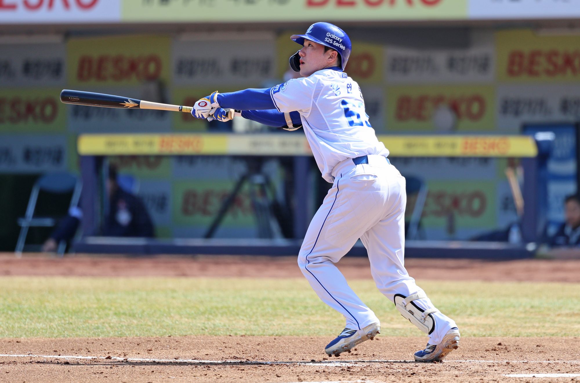 삼성 라이온즈 홍현빈이 11일 대구 삼성라이온즈파크에서 열린 두산 베어스와의 시범경기에서 만루홈런을 치고 있다. 삼성 라이온즈