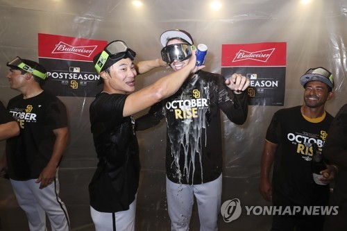 다저스 투수 스넬(오른쪽)은 한국인 선수와 많은 인연을 맺었다. 최근에는 메이저리그 도전에 나선 김하성, 이정후, 김혜성 등의 적응에 많은 도움을 주고 있다. 연합뉴스 AP