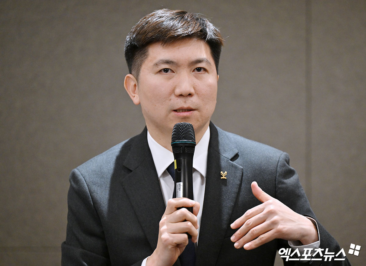 서울 순화동 프레이저 플레이스 센트럴 서울에서 '유승민 제42대 대한체육회장 당선 기자회견'이 진행됐다. 이날 기자회견에 참석한 유승민 대한체육회장 당선인이 취재진의 질문에 답하고 있다. 엑스포츠뉴스DB