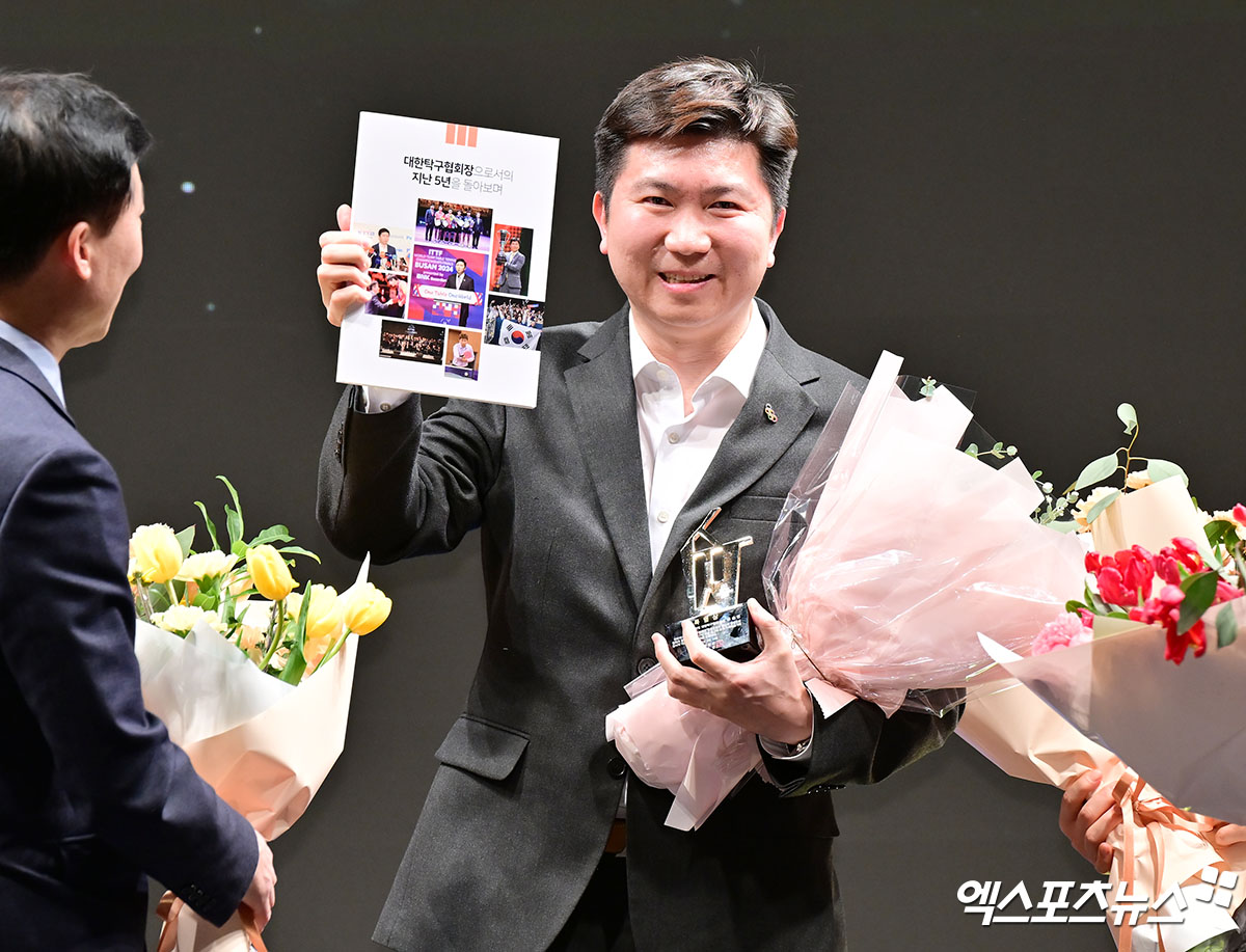 서울 종로구 JW메리어트동대문스퀘어서울에서 열린 'KTTA AWARDS 2025', 특별상을 수상한 유승민 대한체육회장 당선인이 포즈를 취하고 있다. 엑스포츠뉴스DB