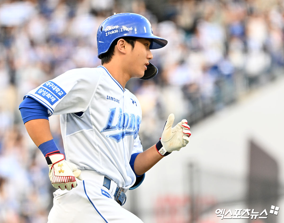 26일 오후 대구삼성라이온즈파크에서 열린 '2024 신한 SOL Bank KBO 한국시리즈' KIA 타이거즈와 삼성 라이온즈의 4차전 경기, 5회말 삼성 이재현이 솔로 홈런을 날린 후 그라운드를 돌고 있다. 엑스포츠뉴스 DB