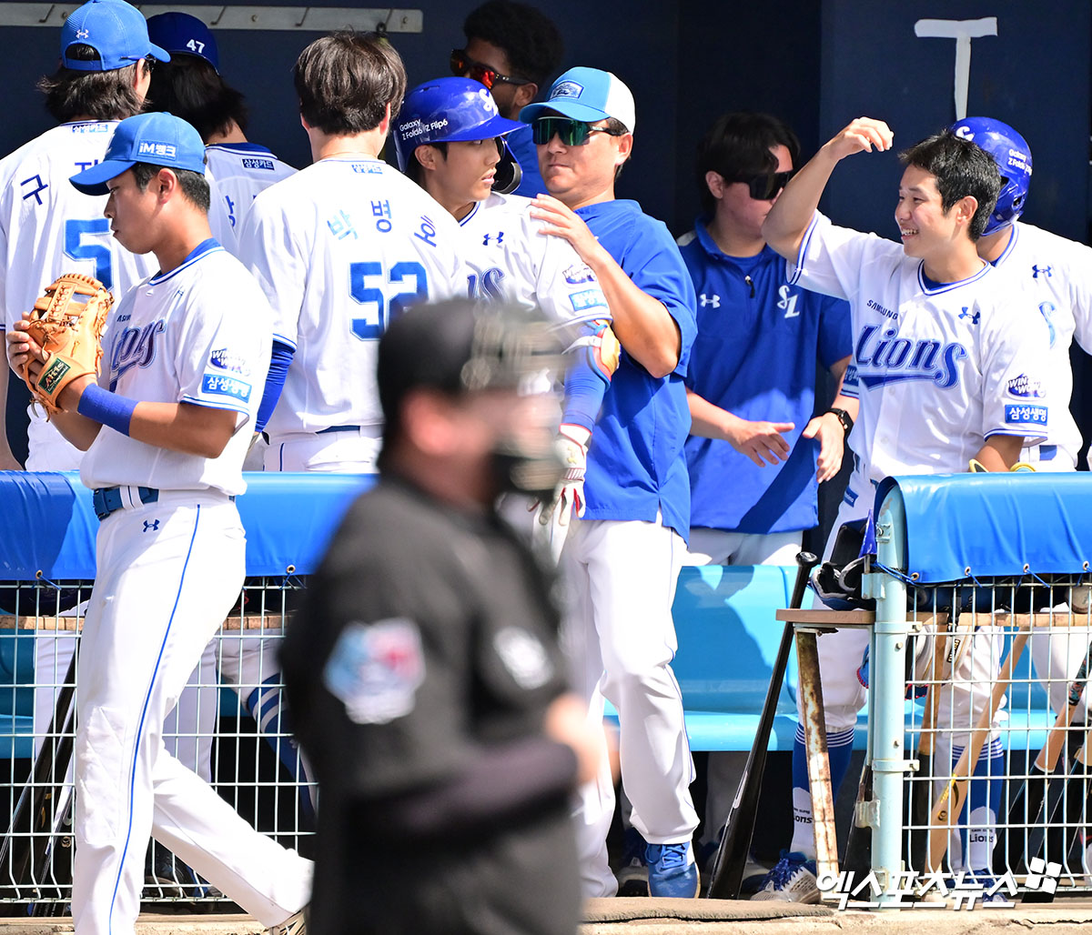 2일 오후 일본 오키나와 온나손 아카마 구장에서 열린 KIA 타이거즈와 삼성 라이온즈의 연습경기, 4회말 1사 3루 삼성 이재현이 1타점 희생플라이를 날린 후 더그아웃에서 하이파이브를 하고 있다. 엑스포츠뉴스 DB