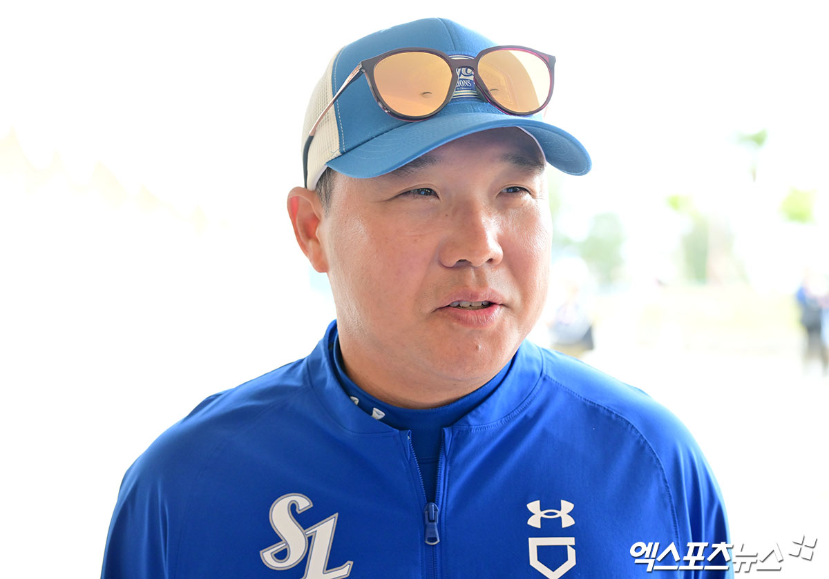 2일 오후 일본 오키나와 온나손 아카마 구장에서 열리는 KIA 타이거즈와 삼성 라이온즈의 연습경기, 삼성 박진만 감독이 취재진과 대화를 나누고 있다. 엑스포츠뉴스 DB