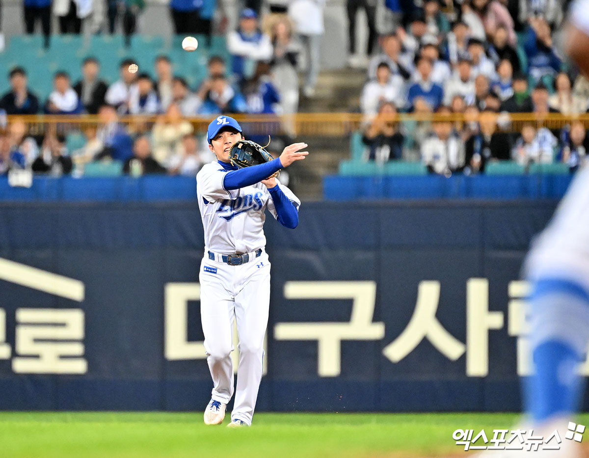 25일 오후 대구삼성라이온즈파크에서 열린 '2024 신한 SOL Bank KBO 한국시리즈' KIA 타이거즈와 삼성 라이온즈의 3차전 경기, 1회초 2사 삼성 이재현이 KIA 김도영의 타구를 잡아 1루로 송구하고 있다. 엑스포츠뉴스 DB