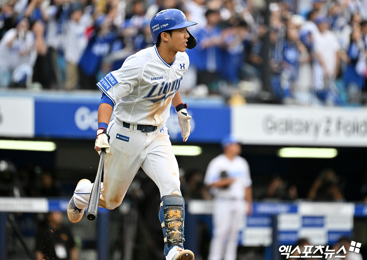 13일 오후 대구삼성라이온즈파크에서 열린 '2024 신한 SOL Bank KBO 포스트시즌' LG 트윈스와 삼성 라이온즈의 플레이오프 1차전 경기, 7회맒 1사 만루 삼성 이재현이 1타점 희생플라이 타구를 날리고 있다. 엑스포츠뉴스 DB
